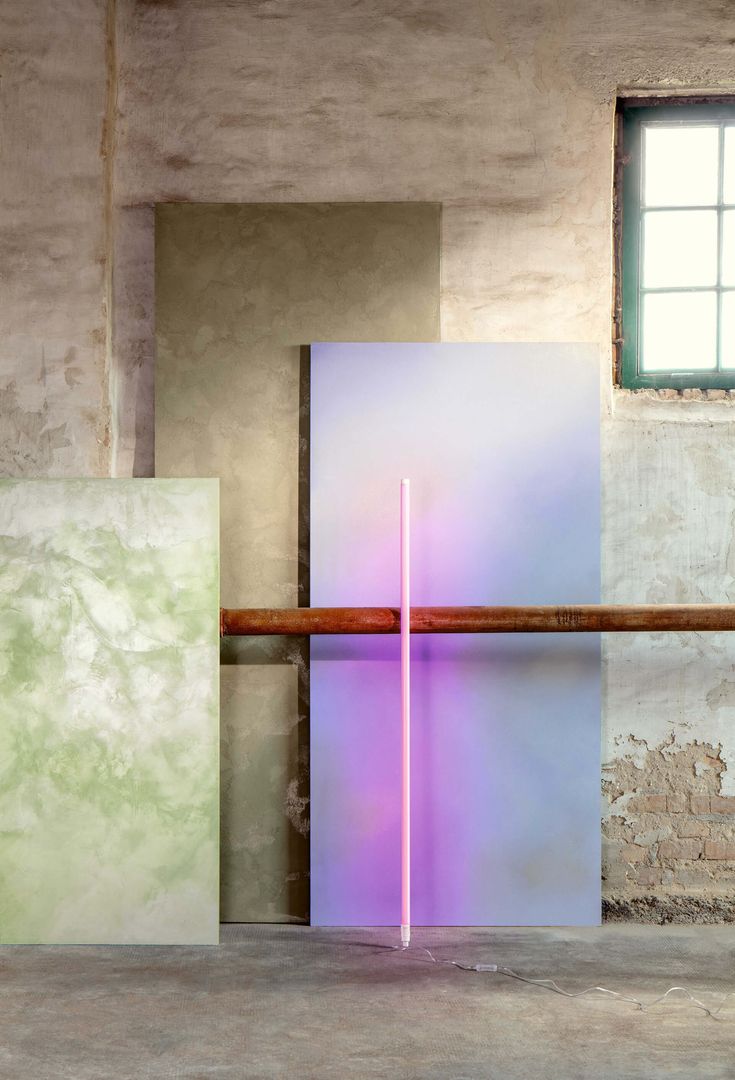 Deko-Paneele mit verschiedenen Spachtel- und Effekttechniken in kreativer Präsentation